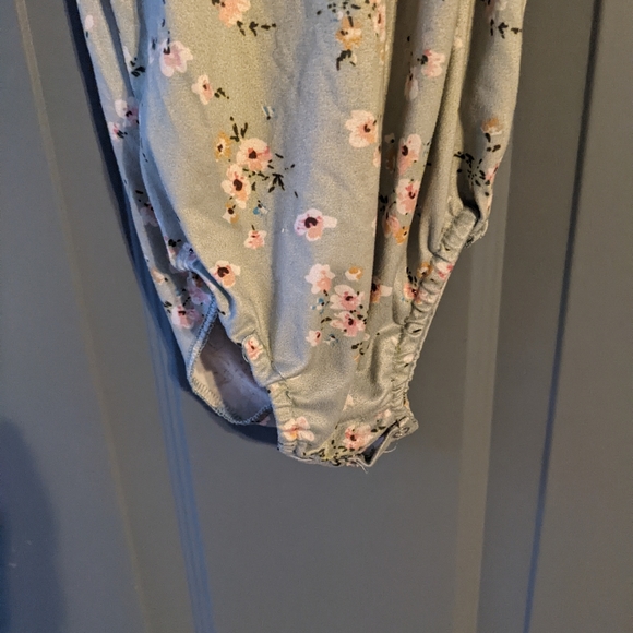 Bailey's Blossoms flutter sleeve top - Picture 4 of 5